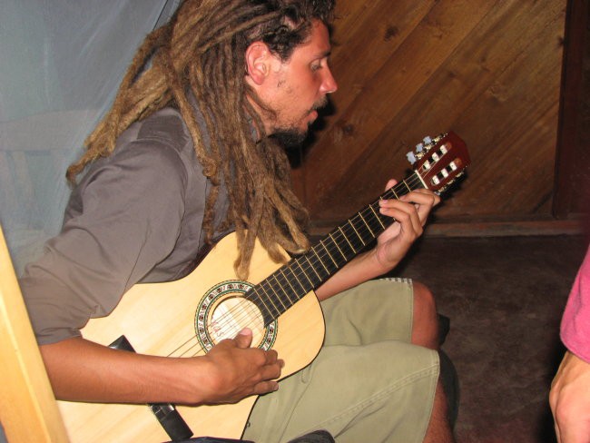 Gustavo tocando su reggae