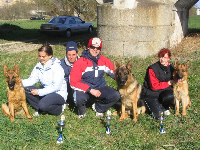  Nanny z ekipo in lastnico Nežo