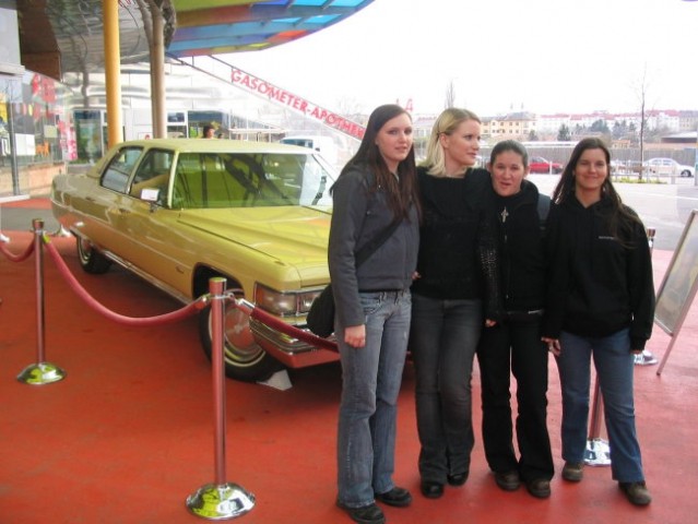 Kristina, Masha, Klara, Uncas & Elvis' car