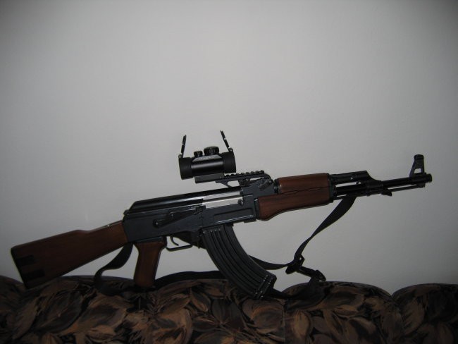 AK47 z RDS z desne