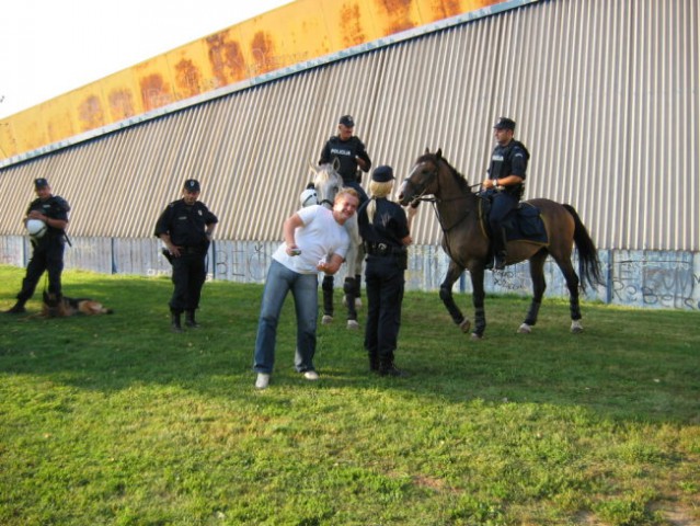 Resni konji, resna policajka, vesel Slovenec
