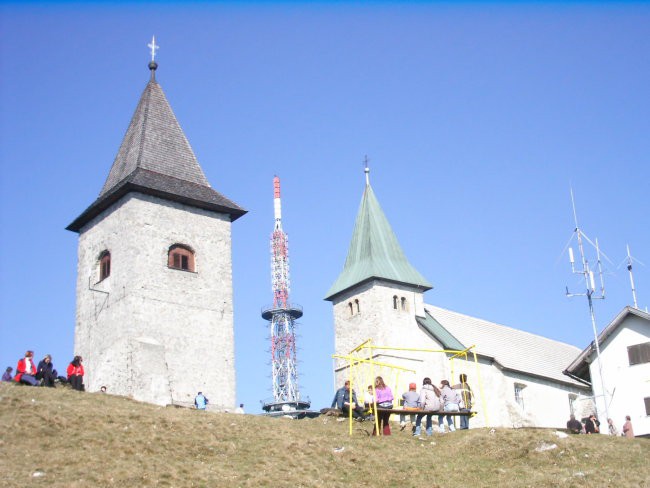 Na drugem (nekoliko višjem) vrhu stoji cerkev svete Neže. Izpred nje se nam ob jasnem vrem