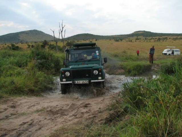 Prečkanje potoka brez težav za Land roverja