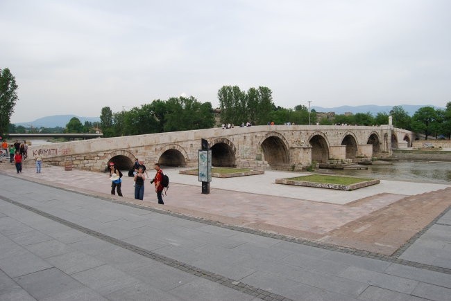 Most ki povezuje makedonski in albanski del...