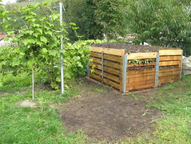 Kompost pripravljen za črveke in zimo, levo kompost, desno konjski gnoj v rezervi.