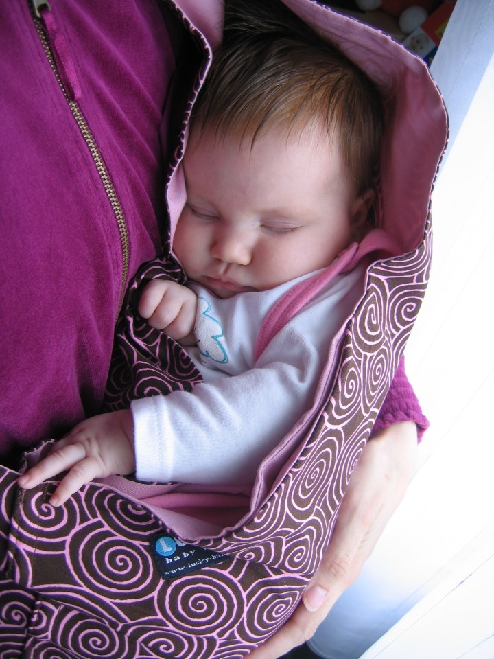 REZERVIRAN Izredno lep sling ameriške znamke Lucky Baby, model 2008, na eni strani roza sp