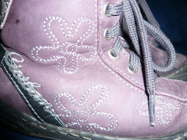 Res zelo lepo ohranjene, malo nošene.