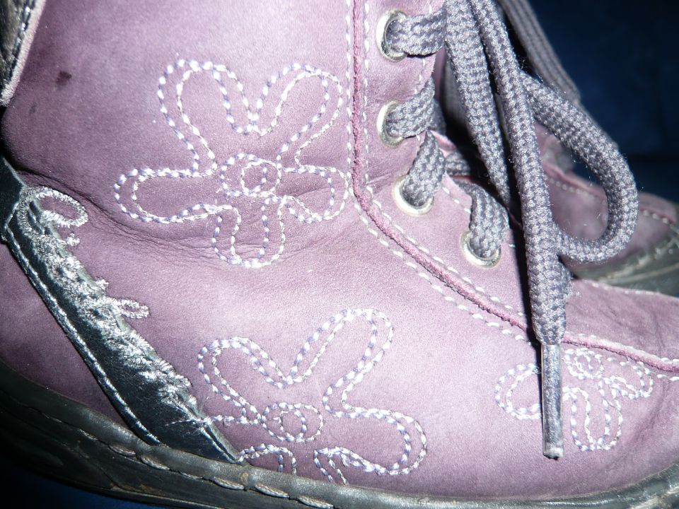 Res zelo lepo ohranjene, malo nošene.