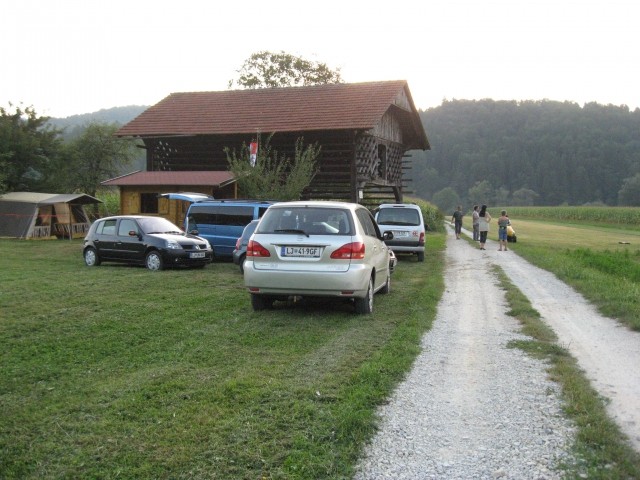 ZAČETEK POSTAVLJANJA BRUNARICE - foto