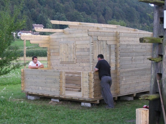 ZAČETEK POSTAVLJANJA BRUNARICE - foto