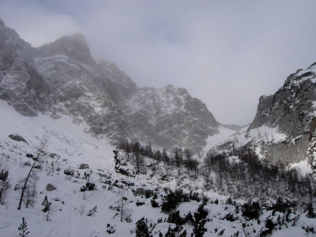 V gorah nad Logarsko dolino je bilo danes neprijetno vreme - zaradi močnega vetra,mraza in