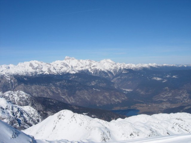 Razgled z vrha proti Bohinjskem jezeru in v ozadju Triglavu.