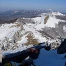 Tik pod vrhom Snježnika (1506m) je planinski dom. Čisto v ozadju desno vidimo slovenski Sn