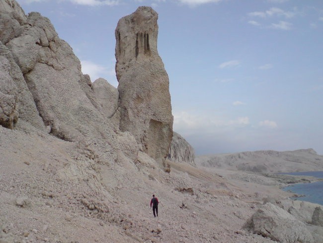 Z velikim zanimanjem se po kamniti pokrajini približujemo mogočnemu stolpu Stogaj.