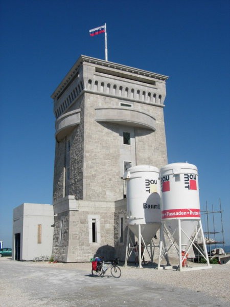 Spomenik braniteljem slovenske zemlje na Cerju (na Krasu). Odpirajo se razgledi do morja i