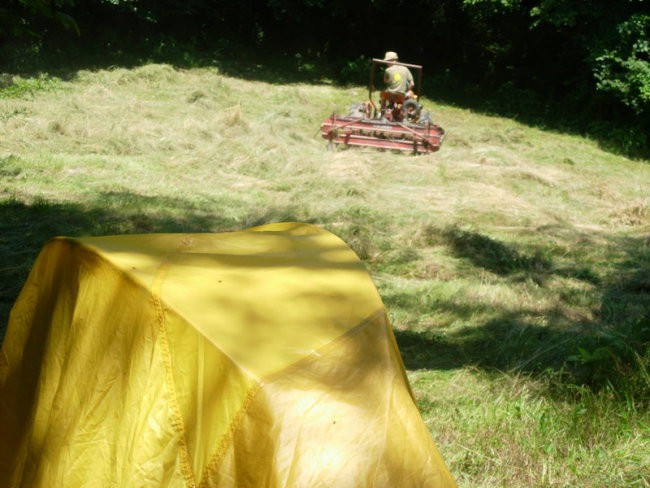 Kmet je bil zelo presenečen, ko je na svojem nedostopnem travniku (rampa) zagledal šotor. 
