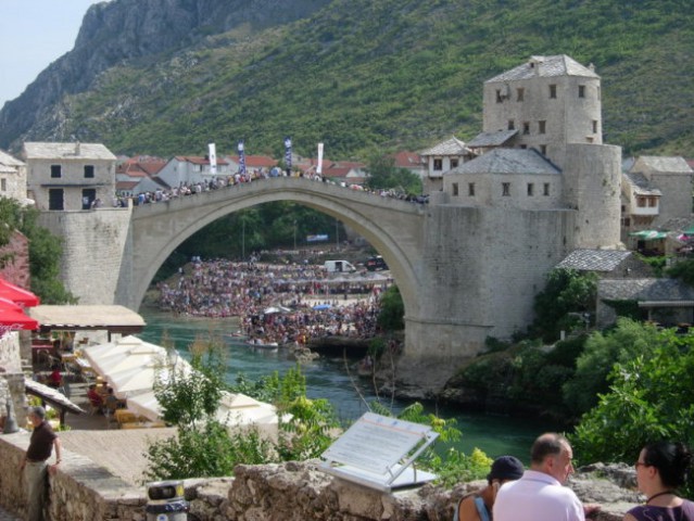 Skoki z mostu v Neretvo (Mostar).