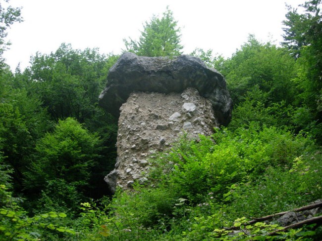 Devet metrov visoka kamnita goba pod vasjo Krn.