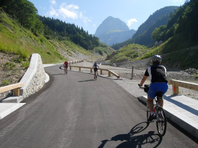 V Sloveniji je najlepši vzpon s kolesom prav na Mangartsko sedlo. V ozadju kraljuje Mangar