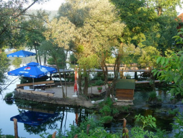 Poleg kampa sta restavraciji s prekrasnimi kotički na reki Uni.