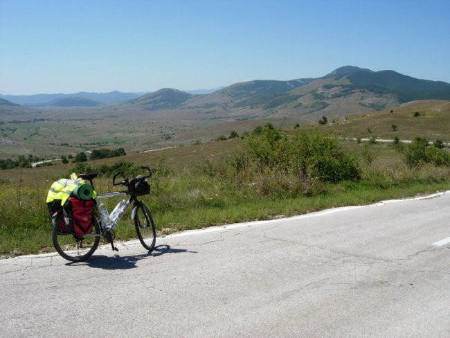 Slikovito Mazinsko polje. Očarala me je narava in začarale zelo visoke temperature.