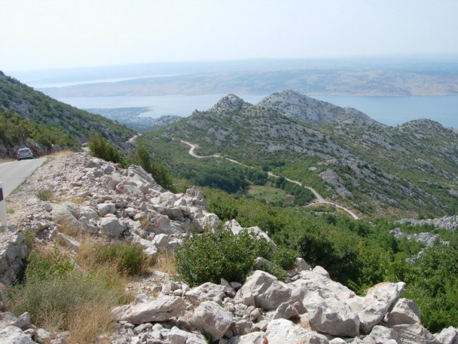 Pogled proti Starigradu in Novigradskem moru (v ozadju) s poti proti Velikem Rujnu.