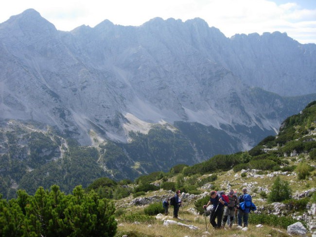 Greben Lepega Špičja. Vidna je še mulatjera (levo na sredini), ki vodi na Prehodavce.