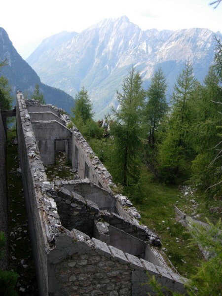 Ostanki nekdanje italjanske kasarne Na koncu.