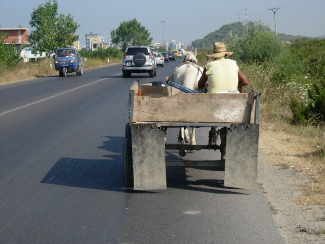 Različni tipi prevoznih sredstev na albanskih cestah.