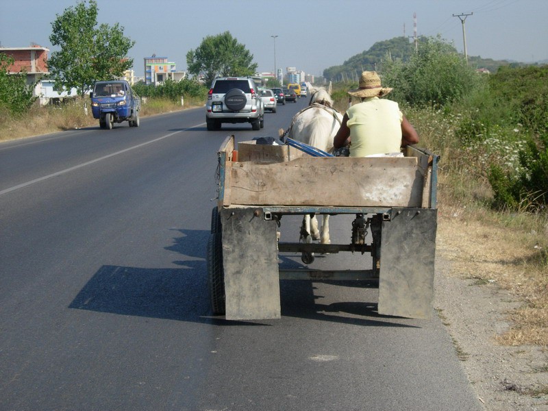 Različni tipi prevoznih sredstev na albanskih cestah.