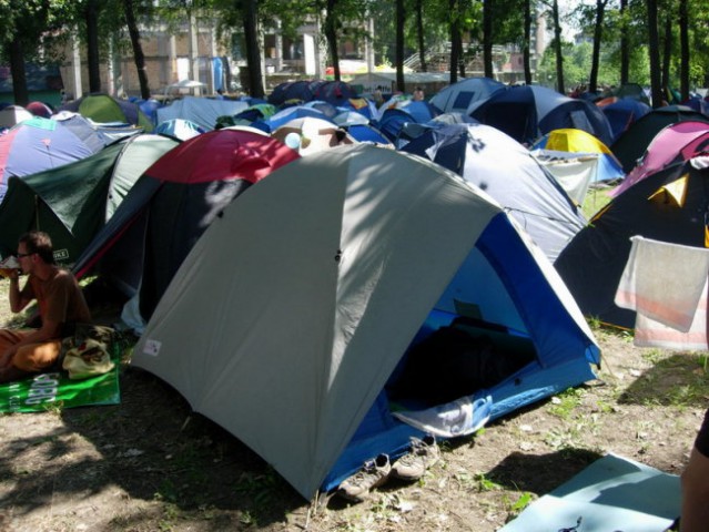 V kampu je bilo veliko šotorov (gužva).