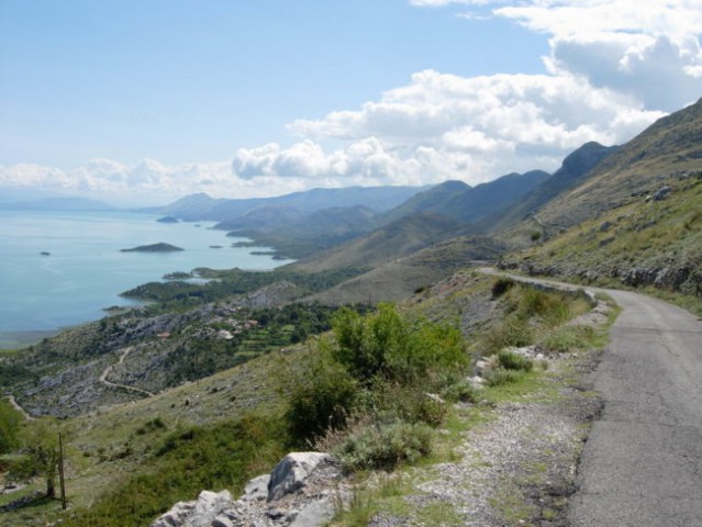 Prazne ceste in zapostavljene vasi na črnogorski strani Skadarskega jezera (Murići-Čg)