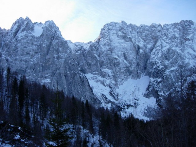 Z leve: Vevnica, V koncu špica in Mali Koritniški Mangart.