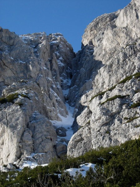 Alpinistična naveza premaguje kopni vstop v Urošovo grapo.