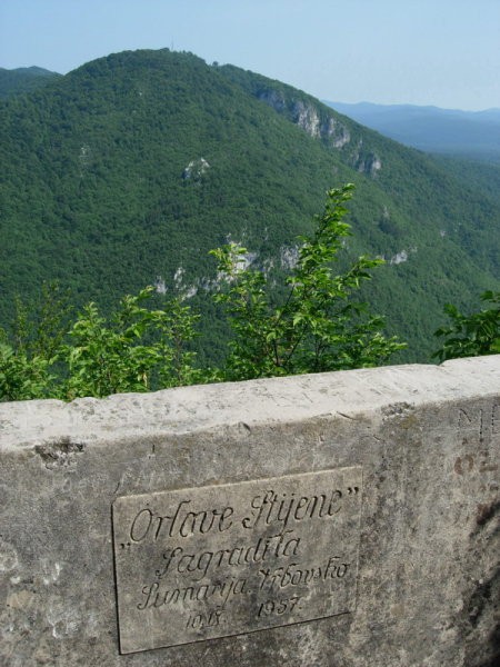 Orlove stijene - razgledna točka nad Kolpo, v ozadju Kozice.