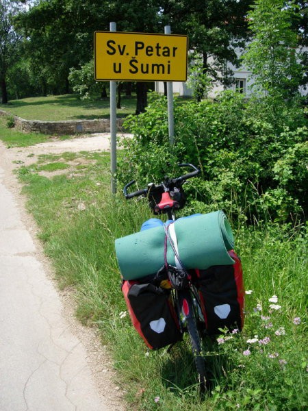 Tudi Kočiji (kolo s prtljago) je všeč magična besda - Šuma...