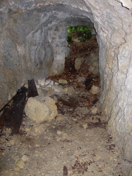 Tunel pod cesto, ki povezuje strelske jarke.