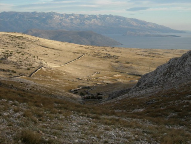 Pogled proti Velebitu, levo Prvić, desno Goli otok, spodaj pa manjše kraško polje Šibenik.