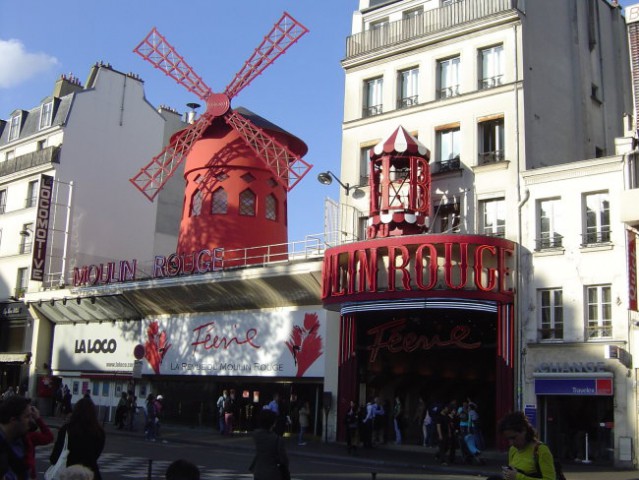 ...znameniti Moulin Rouge...