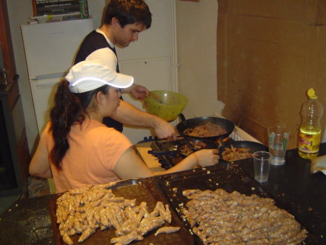 Ko se je ob 13h usula najvecja guzva, sem pri peki dobil se pomoc iz Mehike (Ana)