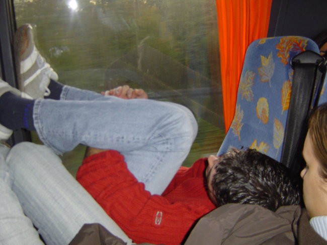...na koncu pa nas je vecina nekako takole zaspala na avtobusu...