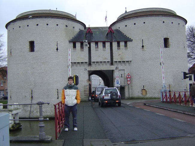 ...vhod v majhno mestece Brugge...