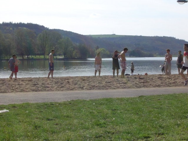 Piknik ob jezeru - foto