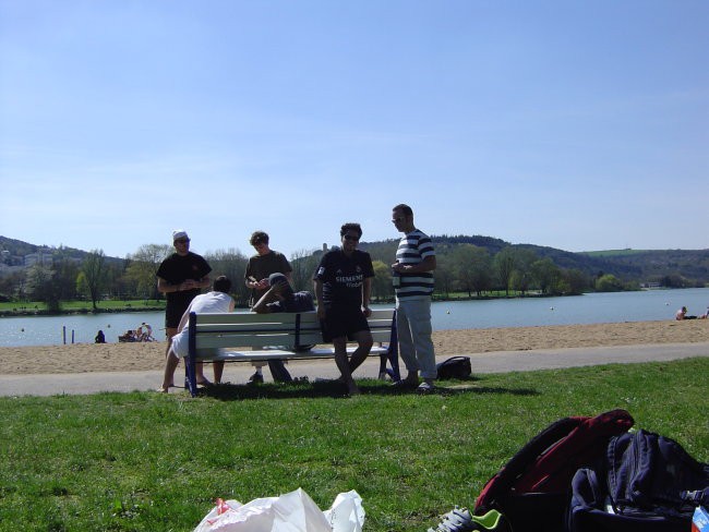 Piknik ob jezeru - foto povečava