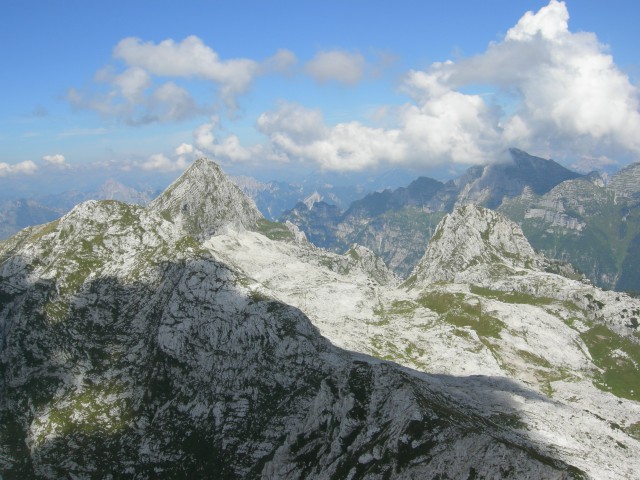 Strma peč v ozadju, čisto desno škrbina Vandul