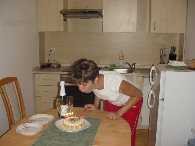 Piham piham svečko z napisom Happy birthday