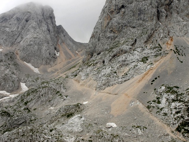 Pot od Hribaric proti Doliču; levo Mišelj konec desno pa Kanjavec - Put od Hribarica prema