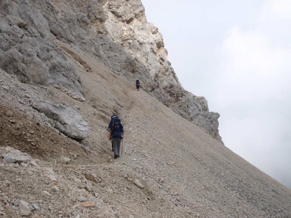 Prvi metri poti od Doma Planika proti Triglavskemu domu na Kredarici okoli grebena Triglav