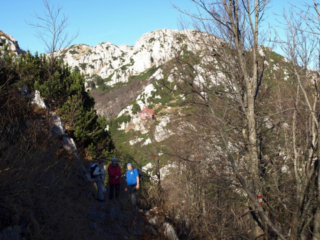 Prvi pogled prema domu i vrhu Risnjaka pruža se s prijevoja kod južnog Malog Risnjaka.