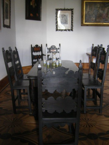 Miza v sobi, ki je bila namenjena samo moškim.